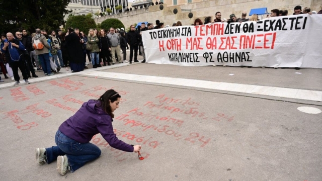 Τραγωδία στα Τέμπη: «Δεν ξέραμε τι είχε γραφτεί» – Η απάντηση του Φρουραρχείου της Βουλής για το σβήσιμο των ονομάτων των νεκρών