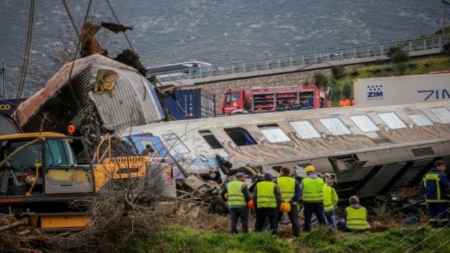 Τέμπη: «Καταστροφή, άνθρωποι διαμελισμένοι, τραυματίες παντού» – Διασωθέντες μιλούν για την τραγωδία