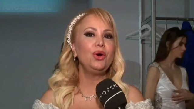 Ντυμένη νυφή η Τέτα Καμπουρέλη: «Δεν μου καίγεται καρφί!» – Η αιχμηρή απάντηση στον Βασίλη Γκουρούση