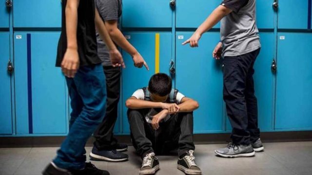 Συγκλονίζει η μητέρα μαθητή που ξυλοκόπησαν ανήλικοι – «Τον έσπρωξαν και του έκαναν κεφαλοκλελιδωμα – Έχει κρανιοεγκεφαλικές κακώσεις» (video)