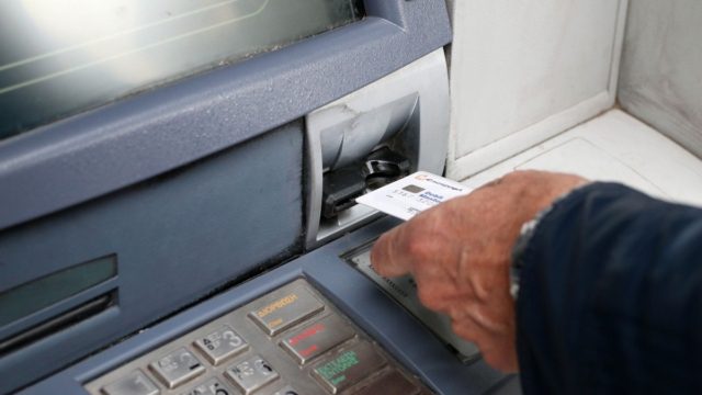 Σωρεία καταγγελιών για τις τραπεζικές συναλλαγές: Έρχεται και μηνιαία χρέωση – Πόσο πληρώνουμε για απλές; (video)