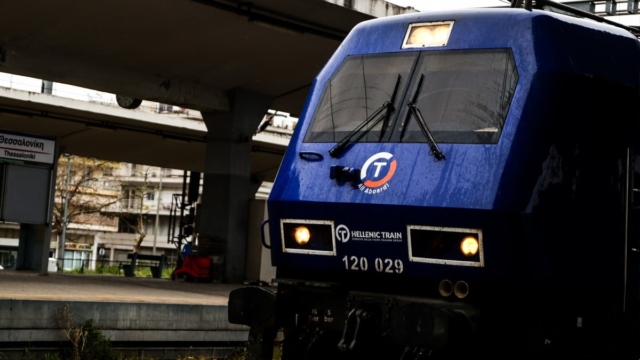 Εγκληματική αμέλεια έναν χρόνο μετά τα Τέμπη: Παραλίγο τραγωδία στην Ημαθία – Τρένο πέρασε από διάβαση με ανεβασμένες μπάρες (Βίντεο ντοκουμέντο)