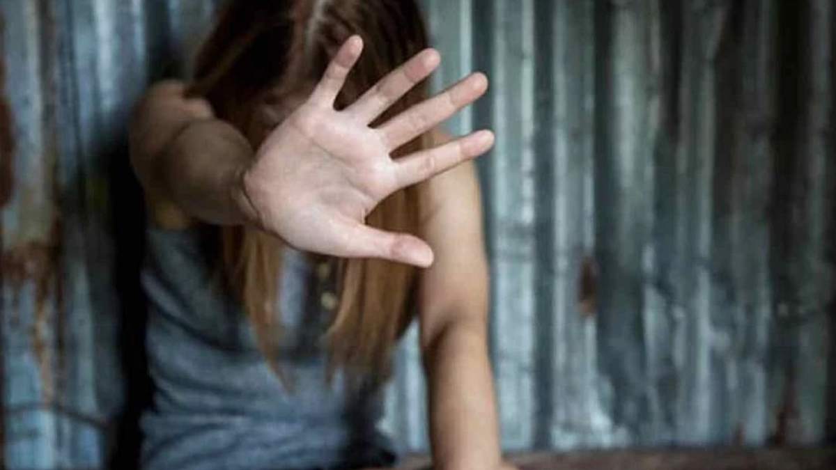 Κερατσίνι: «Θα το πληρώσει κι ας είμαι το παιδί του» – Οργισμένη η μητέρα της 14χρονης που βίαζε ο παππούς της