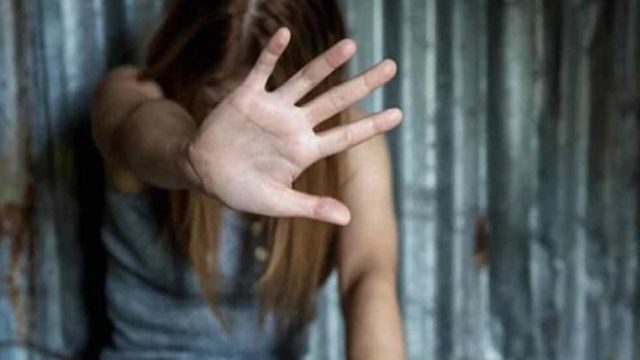 Βιασμός ανήλικης στο Κερατσίνι: «Αποκλείεται να βίαζε την εγγονή μας, 53 χρόνια είμαστε μαζί, δεν μπορεί να είναι παιδεραστής» – Αρνείται τα πάντα η γιαγιά