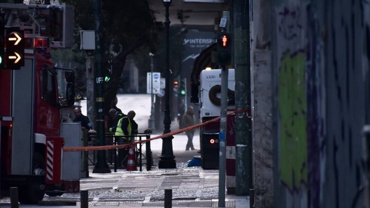 Έμπειροι και αποφασισμένοι οι τρομοκράτες που τοποθέτησαν τη βόμβα έξω από το υπουργείο Εργασίας – Πού στρέφονται οι έρευνες των Αρχών