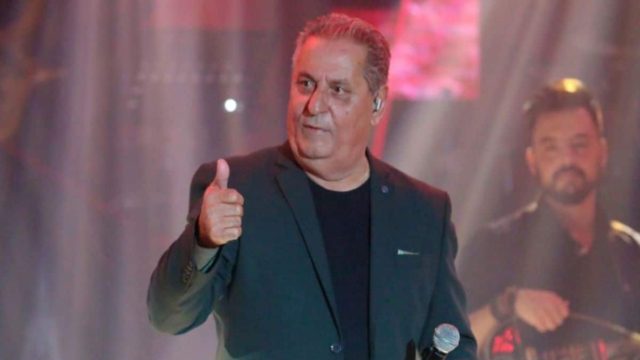 Σοκάρει ο Ζαφείρης Μελάς: «Μου έδωσε ένα μπάτσο, με χαστούκισε αλλά εξακολούθησα να τραγουδώ»