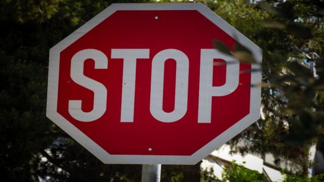 Πώς λέγεται το ζωάκι που γράφει πάνω του «ΣΤΟΠ» και τρώει χόρτα… Το καμένο ανέκδοτο της ημέρας (3/2)