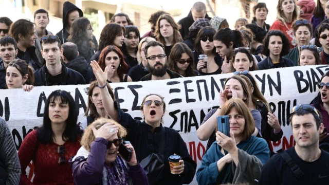 Κολωνός: «Δικαιώθηκε το παιδί» – Πανηγυρισμοί μετά την απόφαση για την ενοχή Μίχου