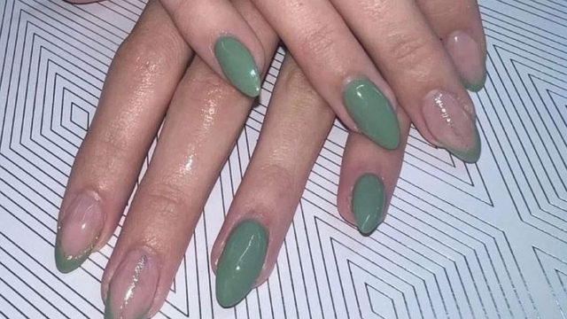 Sage green nails: Η trendy απόχρωση στα νύχια που θα σε φέρει πιο κοντά στην άνοιξη!