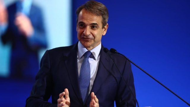Αιχμές Μητσοτάκη για τα «αστακοκάραβα»: «Ο ΣΥΡΙΖΑ έφτιαξε νόμο για εμένα και αυτός στρίμωξε τον Κασσελάκη» – Αυτό είναι το επετειακό έμβλημα της ΝΔ (photo)