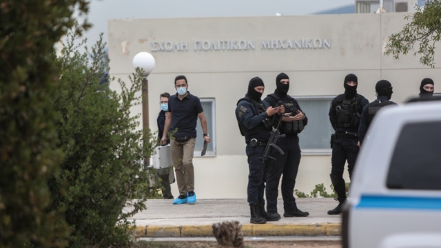 Συναγερμός στο κέντρο της Αθήνας: Αστυνομική επιχείρηση στην Πανεπιστημιούπολη – Τουλάχιστον τέσσερις οι προσαγωγές
