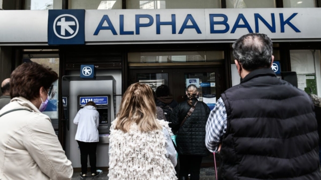 Στην ουρά του ΑΤΜ: Τι ώρα σήμερα θα πληρωθούν οι συνταξιούχοι