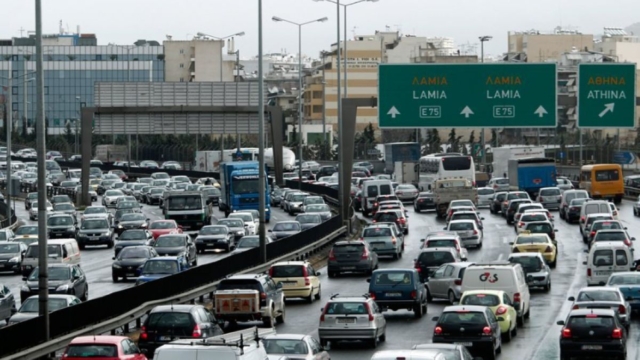 Κίνηση στους δρόμους: «Χάος» στον Κηφισό μετά από καραμπόλα – Πού έχει προβλήματα