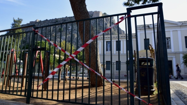 Αμφιλοχία: 9χρονη που έπαιζε σε παιδική χαρά παραλίγο να χάσει το αυτί της (video)