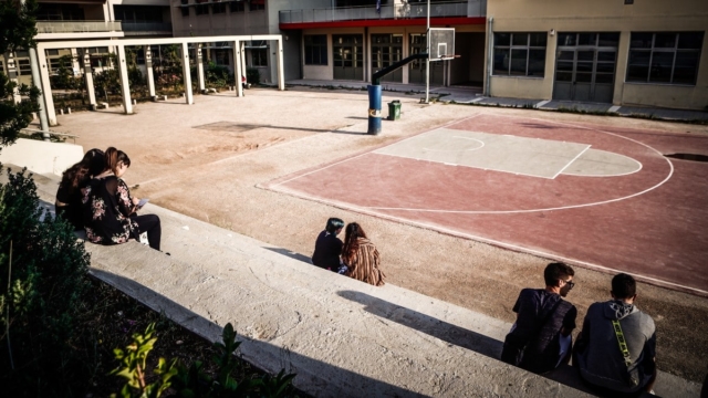Τηλεφωνήματα για βόμβες σε σχολεία σε Χαϊδάρι και Περιστέρι – Εκκενώθηκαν τα κτήρια