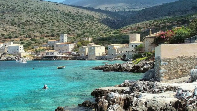 Η Φωτογραφία της Ημέρας: Ηλιόλουστη Τρίτη στο Λιμένι Μάνης