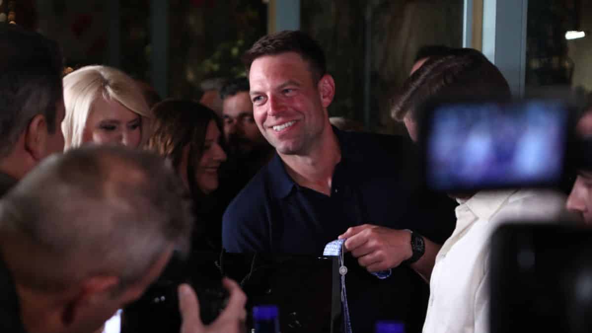 Στέφανος Κασσελάκης: «Απολύομαι και τρελαίνομαι» τραγουδά στο πάρτι των γενεθλίων του – Όλα τα highlights της βραδιάς