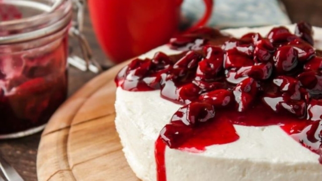 Γλυκό να κόψουμε; Το απόλυτο και πανεύκολο cheesecake για το «σβήσιμο» μετά την Τσικνοπέμπτη