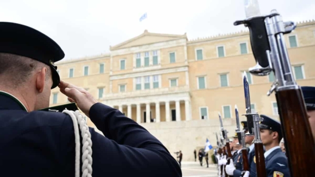 25η Μαρτίου: Η μεγάλη στρατιωτική παρέλαση στο κέντρο της Αθήνας – Δείτε live