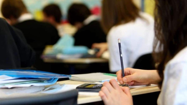 Σοκ στη Λάρισα: Γονείς πλακώθηκαν σε σχολείο μπροστά από τα παιδιά τους – Εκτός ελέγχου η κατάσταση