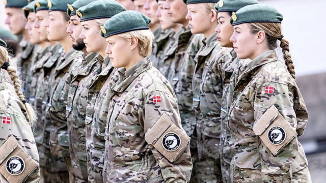 Δανία: Επιβάλλει υποχρωτική στρατιωτική θητεία για τις γυναίκες
