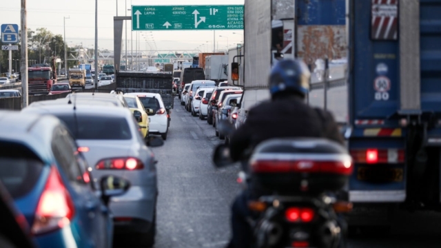 Κίνηση τώρα: Κυκλοφοριακό αλαλούμ και προβλήματα σε πολλούς δρόμους της Αθήνας
