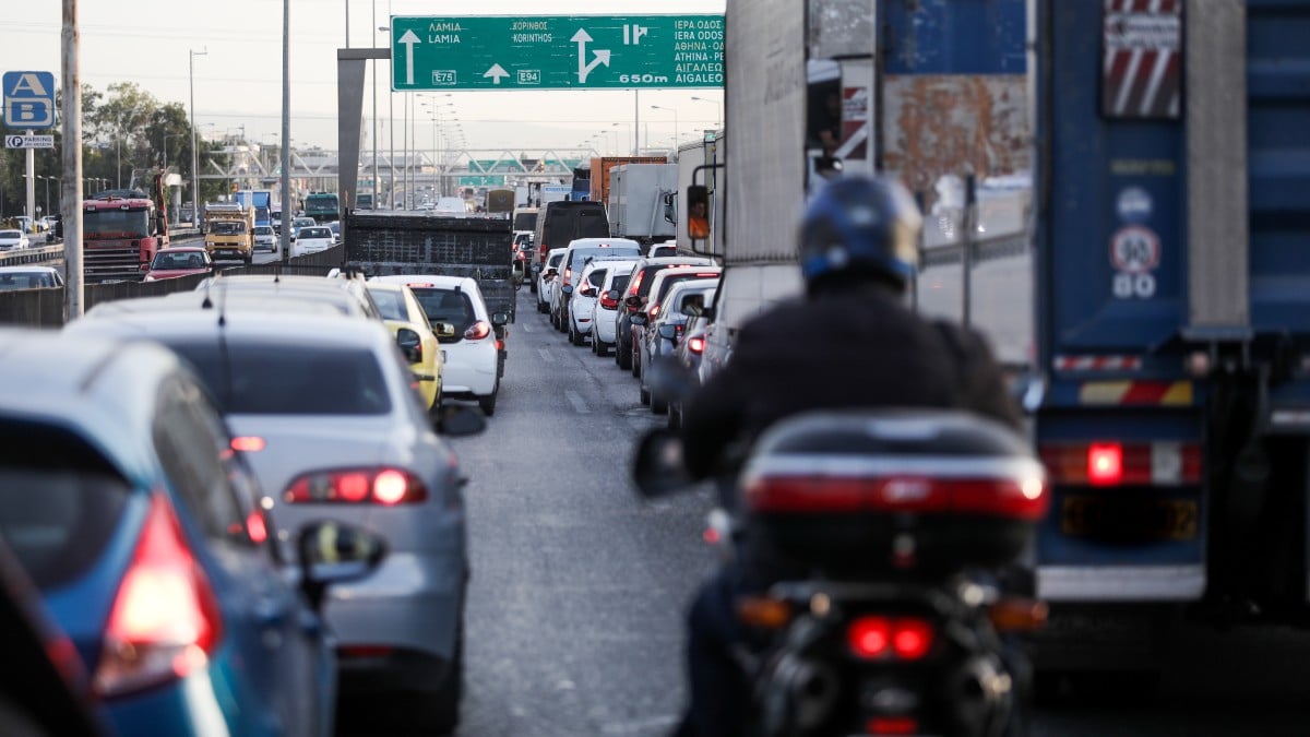 Κίνηση τώρα: Κυκλοφοριακό αλαλούμ και προβλήματα σε πολλούς δρόμους της Αθήνας