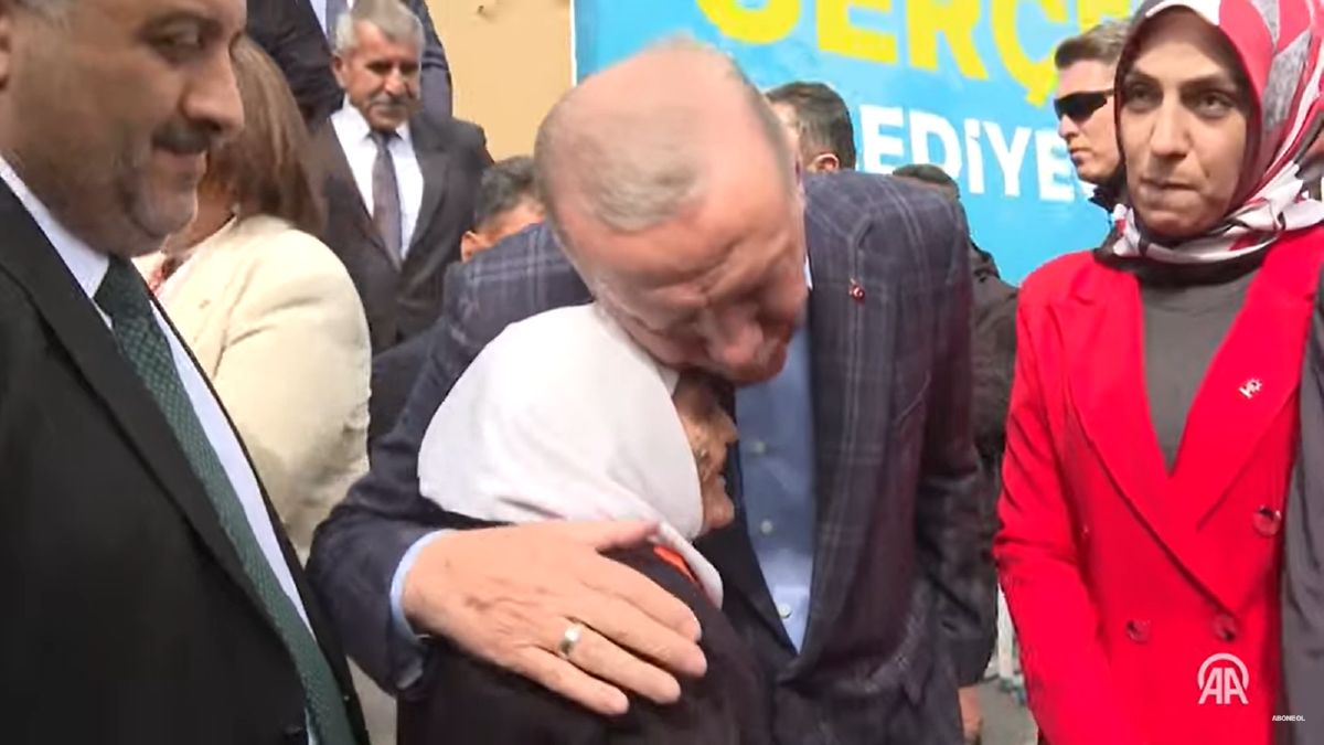 Viral έγινε στην Τουρκία η γιαγιά που λατρεύει τον Ερντογάν: «Μέχρι και τον τάφο, Ρετζέπ Ταγίπ Ερντογάν»(video)