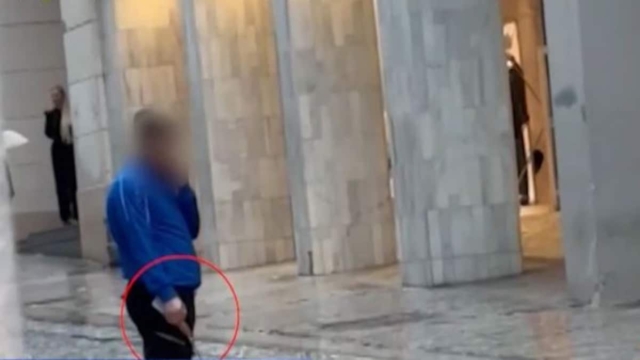 Επίθεση με μαχαίρι στην Ερμού: «Δεν ξέρω τίποτα, δεν έχω δει τίποτα» λέει ο πατέρας της φοιτήτριας (video)
