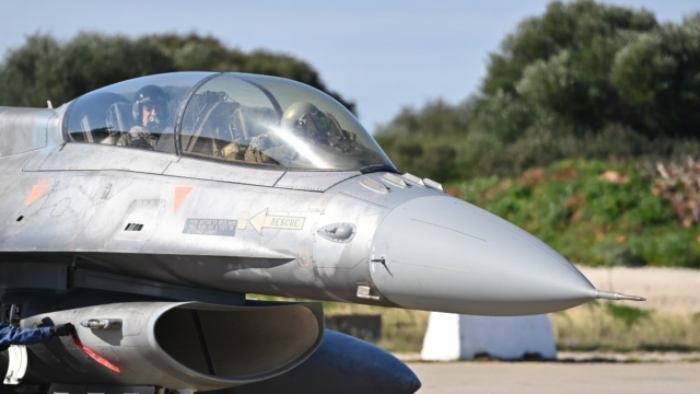 Πτώση F-16 στην Χαλκιδική: Σώος ο χειριστής του αεροσκάφους – Η επιχείρηση διάσωσης μετά το περιστατικό στην Ψαθούρα