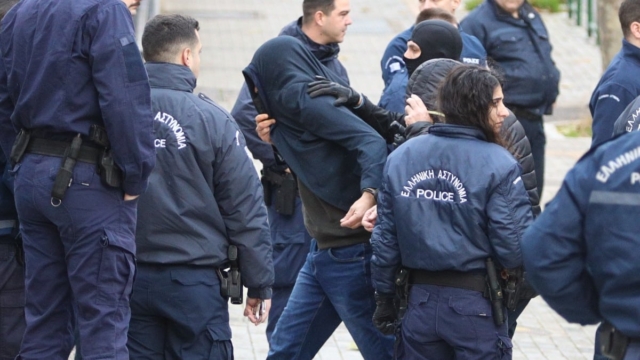 Κολωνός: 12.500 ηλεκτρονικά ντοκουμέντα με SMS που ρημάζουν καρδιές – «Σε ραντεβού πήγες; Να μου δώσεις τα μισά…»