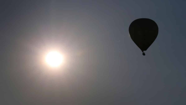 Αδιανόητο: Άντρας πέφτει από αερόστατο και χάνει τη ζωή του (video)