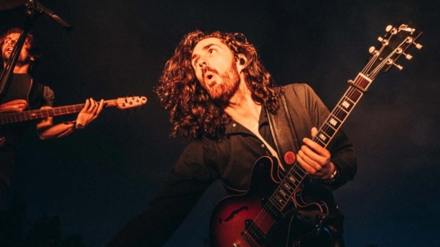 O Hozier “χιτάρει” ξανά παγκοσμίως με το “Too Sweet”