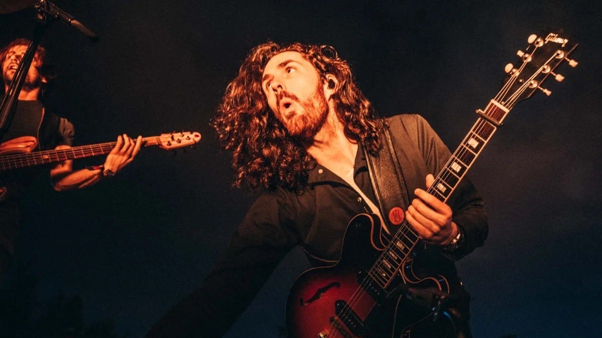 O Hozier “χιτάρει” ξανά παγκοσμίως με το “Too Sweet”