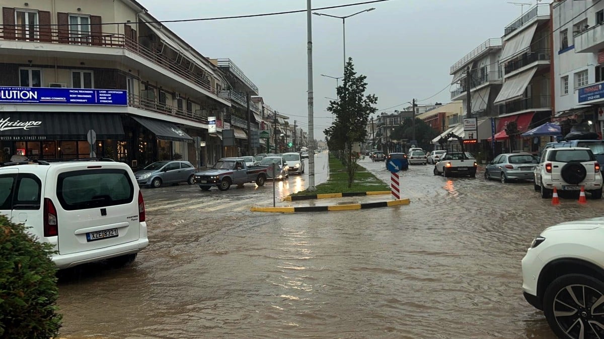 «Σαρώνει» η κακοκαιρία εξπρές: Καταιγίδες και χαλαζοπτώσεις στην χώρα – «Άνοιξαν οι ουρανοί» στην Αττική, προβλήματα σε Πιερία και Τρίκαλα