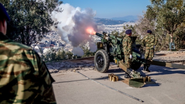 Η Φωτογραφία της Ημέρας: Τιμή στην εθνική επέτειο με 21 κανονιοβολισμούς από τον Λυκαβηττό!