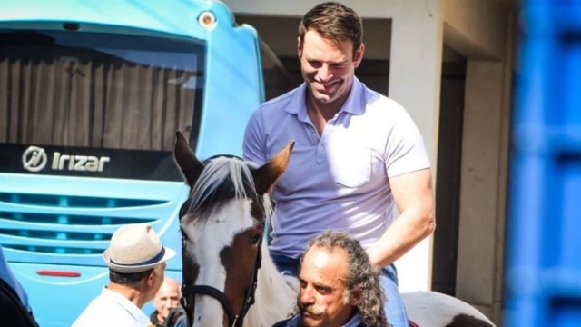 Πραγματικός Καβαλάρης ο Στέφανος Κασσελάκης: Του χάρισαν άλογο, ξεκίνησε τις βόλτες και τον καμάρωσε όλο το χωριό