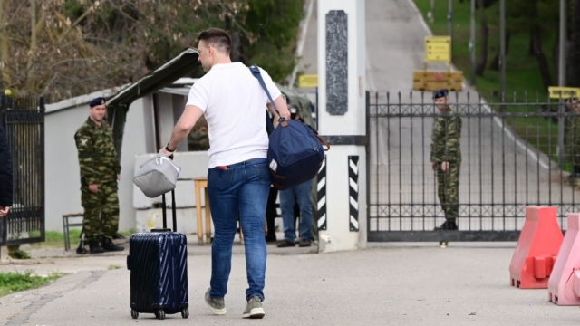 «Πήζει» στη Θήβα ο φαντάρος Στέφανος Κασσελάκης: «Την προηγούμενη μέρα θαλαμοφύλακας, την επόμενη στα μαγειρεία για αγγαρεία»