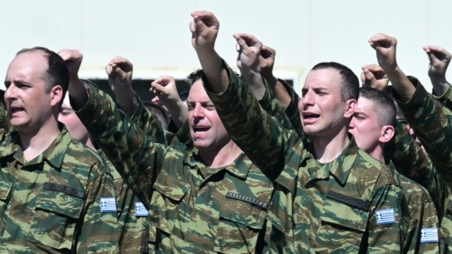 Το τερπνόν μετά του ωφελίμου για Κασσελάκη: Ορκίστηκε στη Θήβα και το βράδυ θα γιορτάσει τα γενέθλιά του στου Ψυρρή