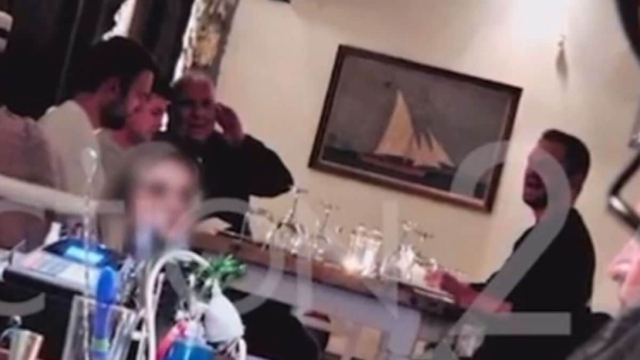 Στέφανος Κασσελάκης: Πήγε στις Σπέτσες και κέρασε τη φρουρά του αστακομακαρονάδα