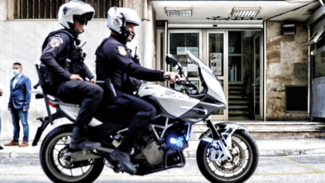Καταδίωξη στον Άγιο Παντελεήμονα: Δράστης έπεσε σε σταθμευμένα οχήματα, χτύπησε πεζό και εμβόλισε αστυνομικό