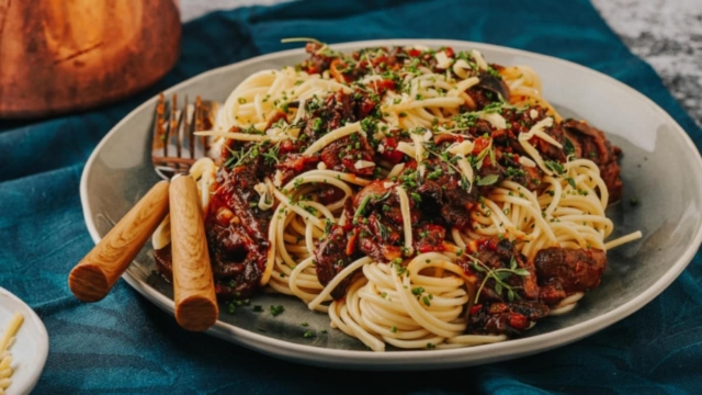 Απίστευτη συνταγή για vegan μακαρόνια με κιμά μανιταριών