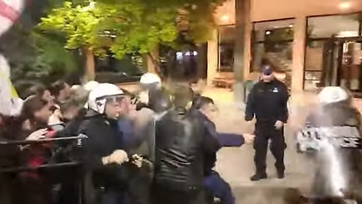 Απίστευτο περιστατικό στη Λάρισα: Ξύλο, βρισιές και χημικά σε συναυλία της στρατιωτικής ακαδημίας των ΗΠΑ (video)