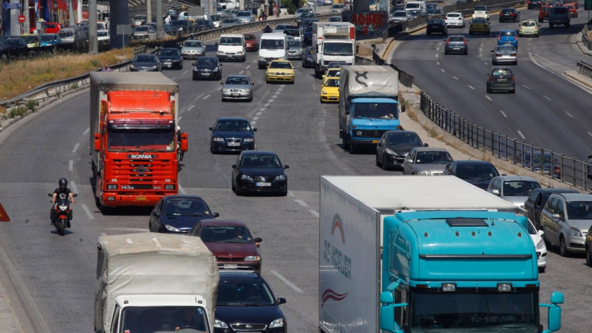 Τροχαίο στον Κηφισό: Αυτοκίνητο προσέκρουσε στη διαχωριστική λωρίδα και πέρασε στο αντίθετο ρεύμα – «Έμφραγμα» στην Εθνική οδό