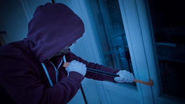 Βάρη: Τρεις κουκουλοφόροι με την απειλή μαχαιριού λήστεψαν 85χρονη