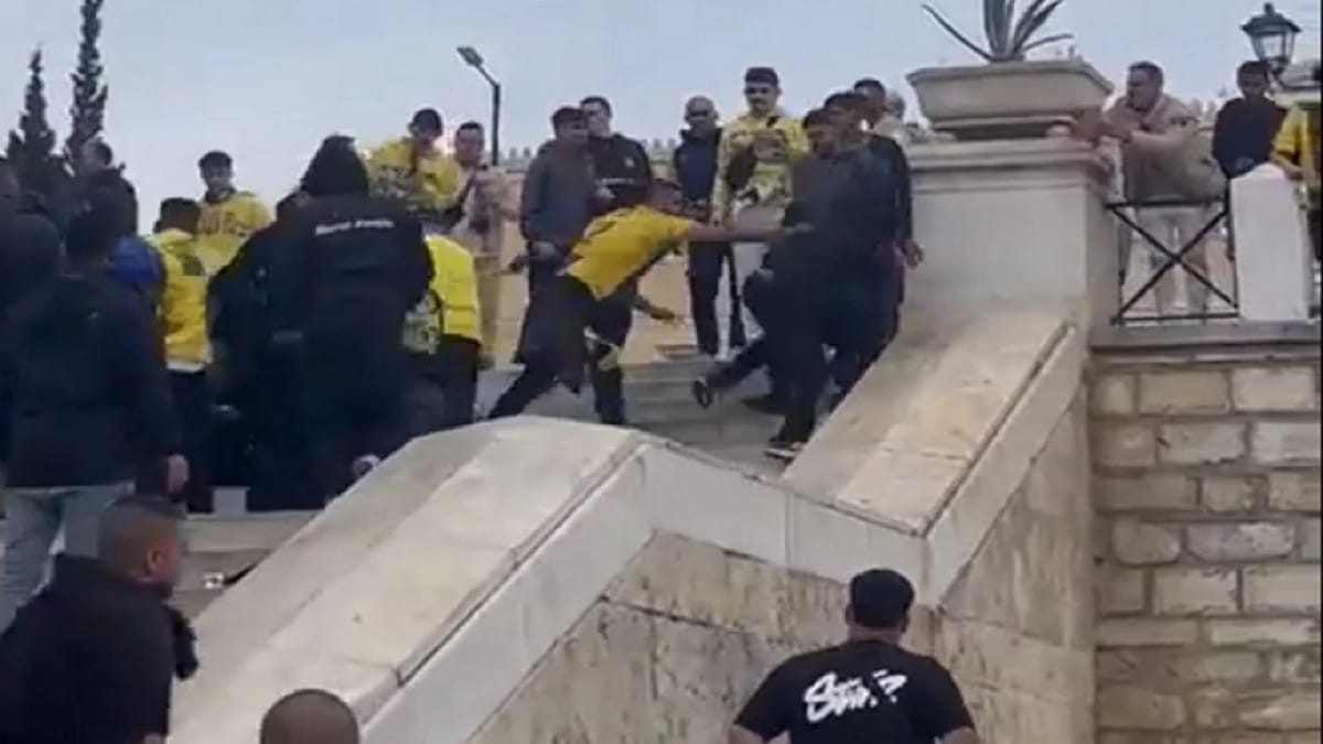 Απαράδεκτες εικόνες στην «καρδιά» της Αθήνας: Η στιγμή που οπαδοί της Μακάμπι χτυπούν άνδρα έξω από το μετρό στο Σύνταγμα (video)
