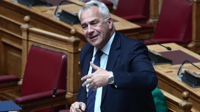 Τέμπη: «Κάτω από το χαλί» 1,3 εκατομμύρια υπογραφές – Κόντρα στη Βουλή για το νόμο περί ευθύνης υπουργών
