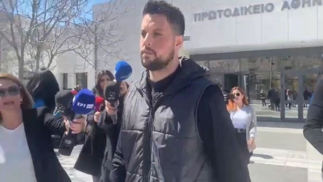 Δεν έβγαλε λέξη ο Μάνος Δασκαλάκης: Έτσι αντέδρασε μετά την καταδίκη της Ρούλας Πισπιρίγκου για τον θάνατο της κόρης τους (video)