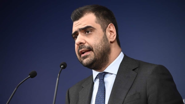 Απάντηση κυβέρνησης σε Ανδρουλάκη: Καλοδεχούμενη η πρόταση δυσπιστίας για τα Τέμπη, αν κατατεθεί