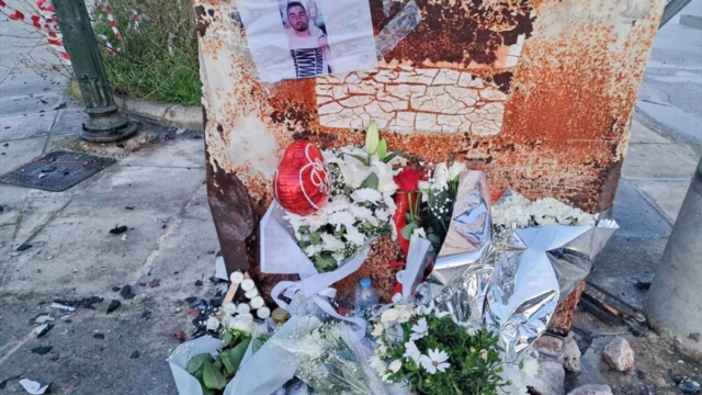 Μενίδι: Θρήνος για τον 19χρονο που σκοτώθηκε στο τροχαίο που ενεπλάκη ο Γιάννης Ξανθόπουλος – Σε σοβαρή κατάσταση ο 20χρονος που φέρεται να παραβίασε το STOP (video)